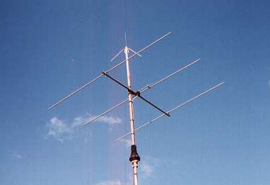 The G8VR small antenna, with a 2m packet antenna above it