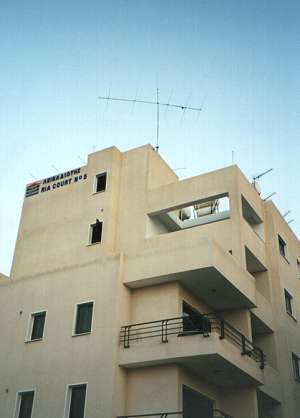 5B4FL / G3KOX's 5-element atop his apartment in Larnaca, Cyprus
